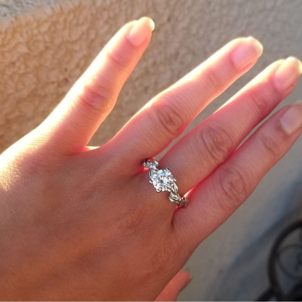 💎NEW💎 OLIVE LEAF BAND SIMULATED DIAMOND RING - Picture 2 of 8